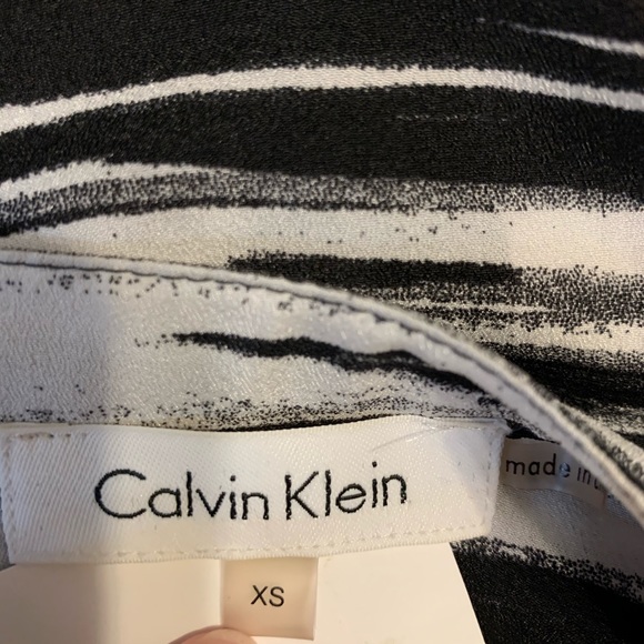 Calvin Klein black & white button up roll tab top - Picture 6 of 7